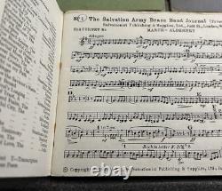 Ensemble de 16 livres de musique de l'Armée du Salut des Pays-Bas britanniques dans un sac en cuir militaire