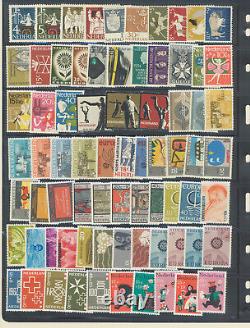 Lot de timbres MNH des Pays-Bas sur des pages de livre d'inventaire